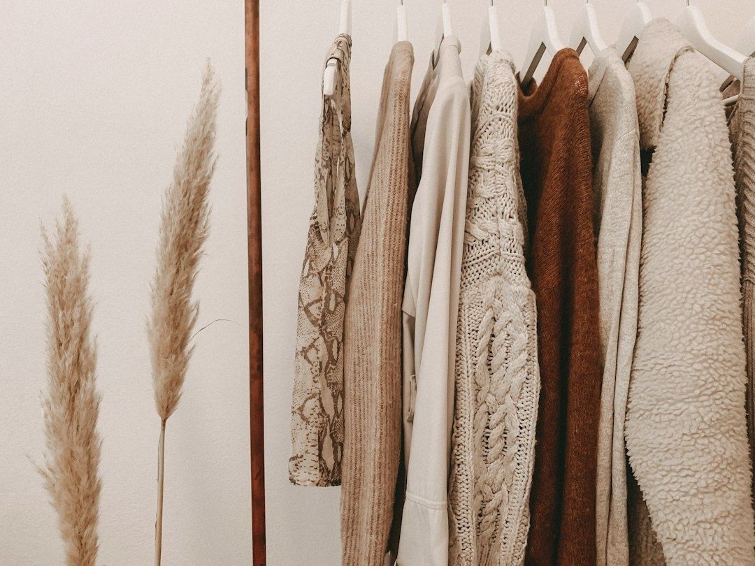 Neutrala plagg hänger tätt tillsammans i en minimalistisk garderob