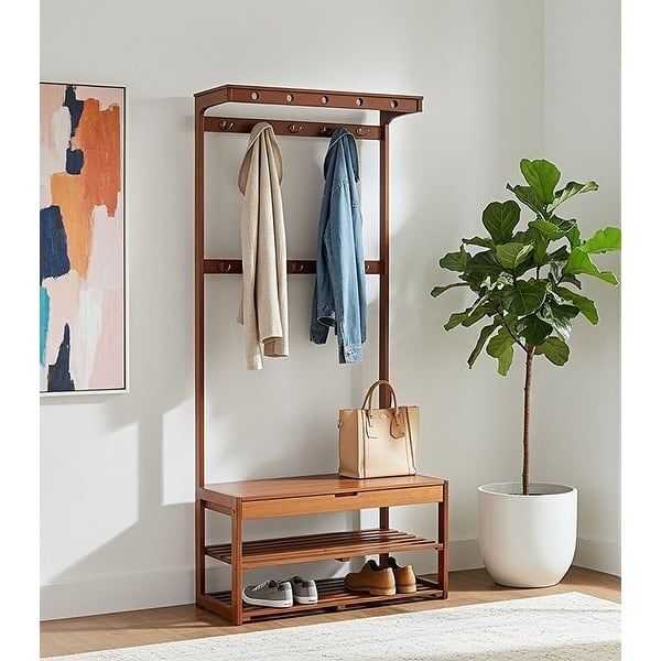 Öppen hallmöbel med krokar, sittbänk, skor och växt